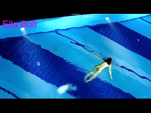 ❤️ 나는 보는 것을 멈출 수 없다, 젊은 금발이 ELLA BOLT 리조트 수영장에서 누드로 수영하다 적발 창녀 ko.ttsex.ru에서 ☑