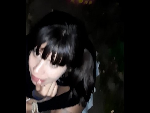 ❤️ 거리에서 사탕과 교환으로 부어오른 페니스 창녀 ko.ttsex.ru에서 ☑
